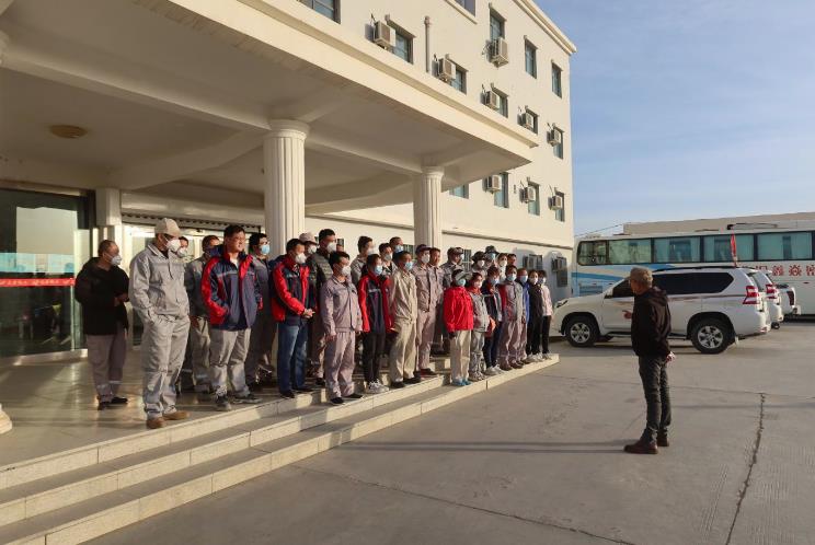 徒步阳光下，健康你我他——哈密焱鑫铜业有 限公司组织在矿休假员工开展趣味徒步活动