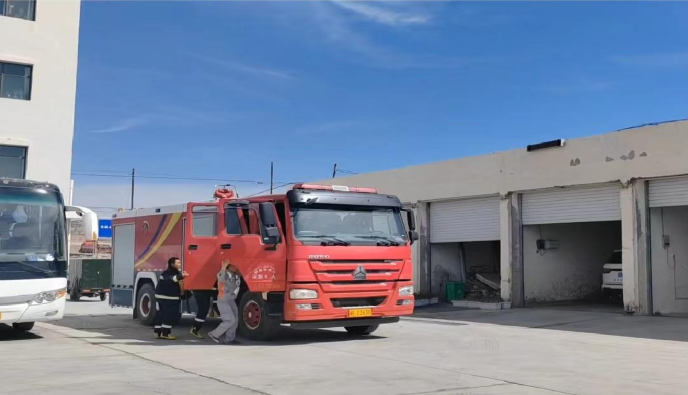  履行社会责任  彰显企业担当——焱鑫铜业兼职 消防队对公路起火车辆实施灭火救援